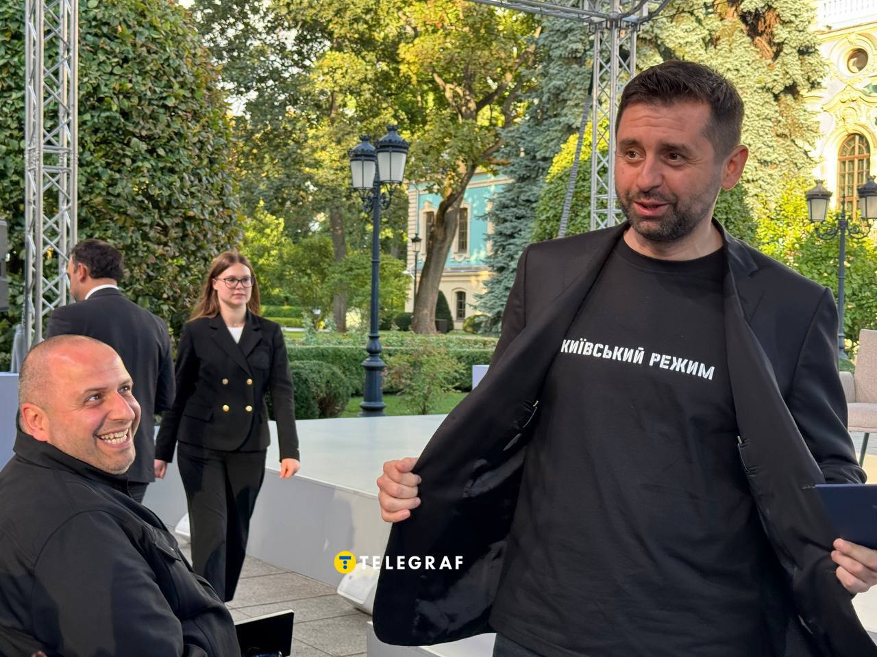 Zelensky gave American negotiators T‑shirts reading “Kyiv regime”