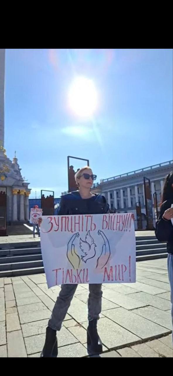 Сьогодні на Майдані зібралися люди, які вимагають скорішого завершення війни.
