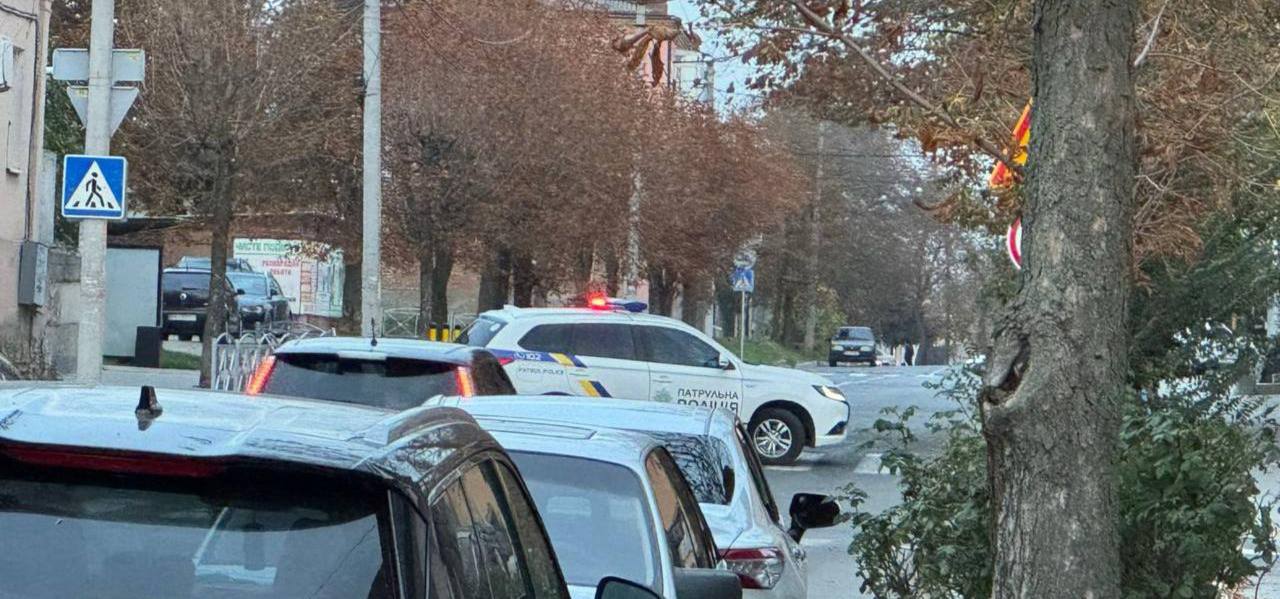 ‼️Стрілянина у Кропивницькому: на вулиці озброєний чоловік з автоматом і гранатами — пролунало щонайменше 6 вибухів.