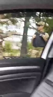 В Одесі працівники ТЦК намагаються витягнути водія з автомобіля, поліція спостерігає