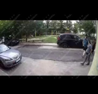 У Хмельницькому невідомі в цивільному напали на чоловіка біля під’їзду