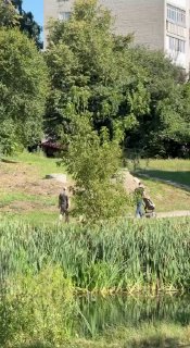 В Луцке мужчину с младенцем преследуют в парке