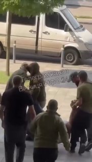 Будні мобілізації у Вінниці: близько десяти людей несуть одного чоловіка до буса