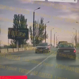 Співробітники ТЦК та поліція силою вивезли чоловіка з автомобіля на Іванівському мосту в Одесі