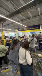 В Україні зростає паніка: масові закупки продуктів тривалого зберігання