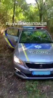 ТЦК силоміць затягнули чоловіка в поліцейське авто