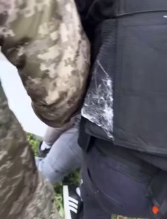 🚨 Чернівці. Поліція та ТЦК жорстко «запакували» чоловіка 🤯