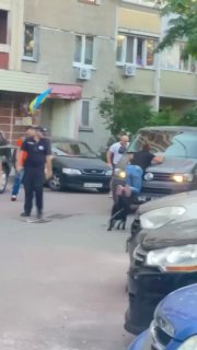 У ТЦК люди намагаються відбити хлопця, один з присутніх дістав пістолет