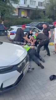 В Киеве полицейские сбили с ног ветерана с протезом ноги