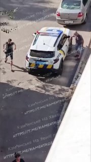 У Кам'янському переїхав чоловік, що намагався зупинити викрадення, під авто режимних сил