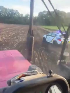 🚨 Поліція переслідує трактор прямо по зораному полю! 🤯