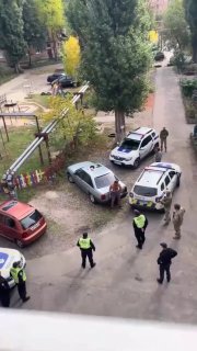 🚨 Чоловік із ножем у руці не підпускає до себе поліцію та ТЦК.