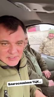 Пастор благословляє ТЦК «зловити багато ухилянтів», поки його власні сини та зятьки в США.