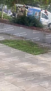 🚨 ТО Винница. ТЦК вытащили двух мужчин из машины и упаковали их в автобус!