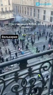 Two tourists arrived in Paris for a vacation at the last moment