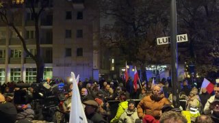 Протестующие окружили Конституционный суд Польши в Варшаве, полиция заняла оборону